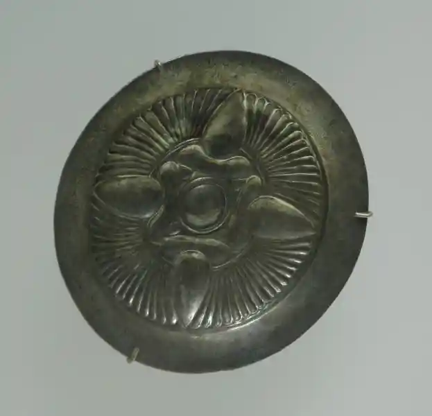 Phiale, a geometrically derived cross in the center